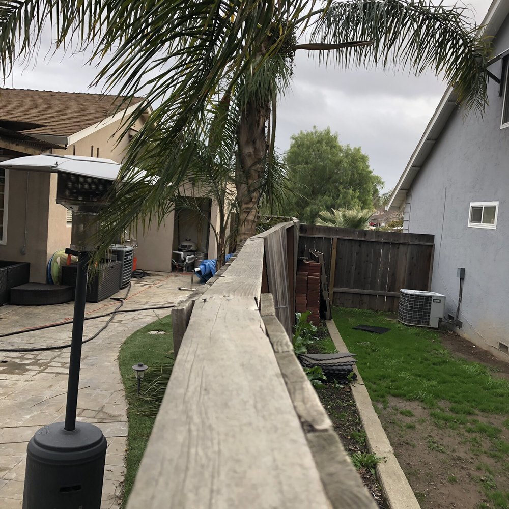 Leaning fence