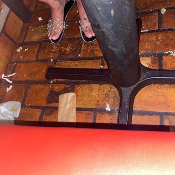 Chili's - Dirty floors from when we sat down - American Near Me - Vacaville, California