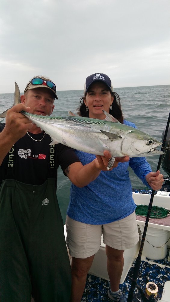 Reel 1 Up Fish & Dive Charters Logo
