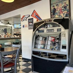 Mo's Diner & Lounge - Cool decor, and old jukebox