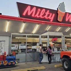 Milty-Wilty Drive-In Restaurant - Outside