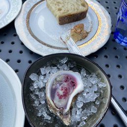a plate of oyster and bread