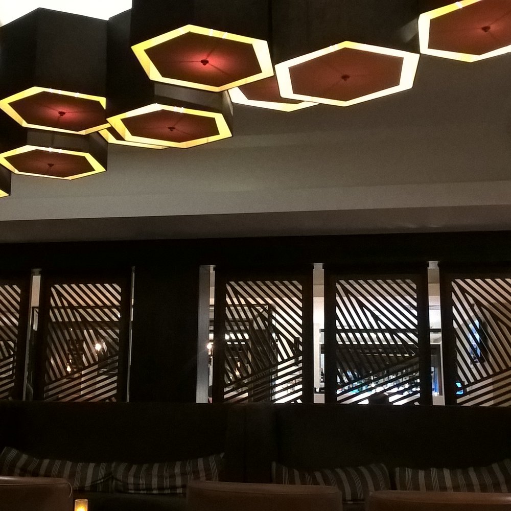 DoubleTree by Hilton Hotel London - Ealing - Bar area - Hotels Near Me - Ealing, XGL