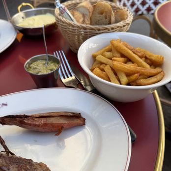 La Maison - Beef Tenderloin w/grilled onion and French Fries - Bistros Near Me - Paris, 75 La Maison - Beef Tenderloin w/grilled onion and French Fries - Bistros Near Me - Paris, 75