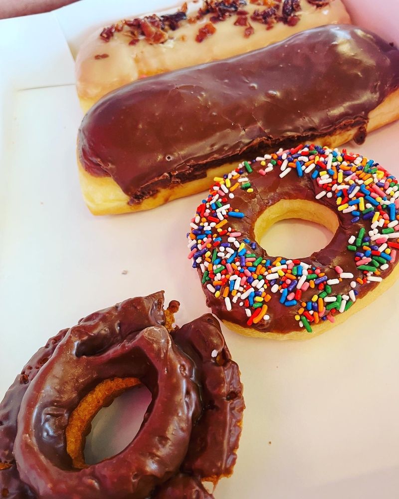 Yummy Donut Palace Logo