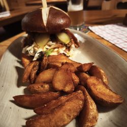 Kärntner Stub'n - Bayern Burger mit Kartoffelspalten