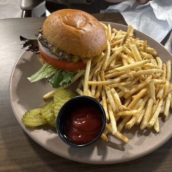 Maple House - burger - Breakfast & Brunch Near Me - South Lyon, Michigan