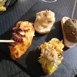 Gernika - Pintxo se croqueta de calamar y chipirones, calamar romano con mayonesa,  pulpo a la gallega, patatas con gulas