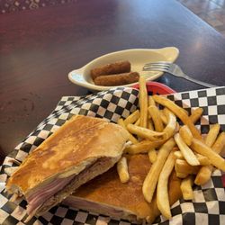 Cubansandwhich and ham croquettes.