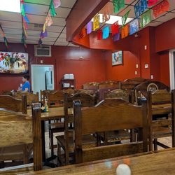 El Mezcal Mexican Grill - Restaurante & Taqueria - Interior seating