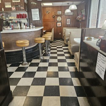 Lynette and Jerri's Diner - Inside view - Diners Near Me - Winchester, Virginia
