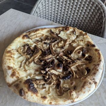 The Royal Hotel - Funghi pizze - Hotels Near Me - Picton, Ontario