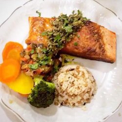 O Rei na Barriga - Salmão com molho de anchovas e alcaparra,  ratatouille, legumes do dia e arroz integral