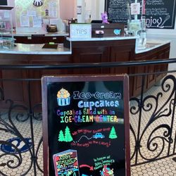 Nadia Cakes - Cute Sign including the book