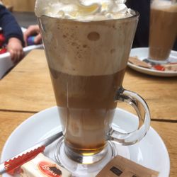 The Mail Company - Latte macchiato karamel met slagroom.