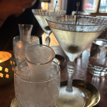 Queen Mary Tavern - Cocktail Bars Near Me - Chicago, Illinois Queen Mary Tavern - Cocktail Bars Near Me - Chicago, Illinois
