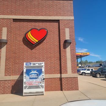 Love's Travel Stop - Facade - Gas Stations Near Me - Guthrie, Oklahoma