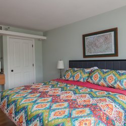 City Casita - Bedroom with TV and Sink