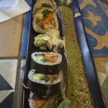Komodo Loco - Veg Out (Maki) - Sushi Bars Near Me - Denton, Texas