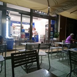 Gelateria La Chicca - Vor der Gelateria sitzen die Kunden und schlecken ihr Eis - meist junge Leute, aber manchmal auch ganze Familien
