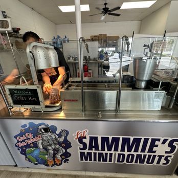 Lil Sammie's Mini Donuts - Mini donut machine! Love watching my donuts get made. Fun view for the kiddos - Desserts Near Me - Ventura, California