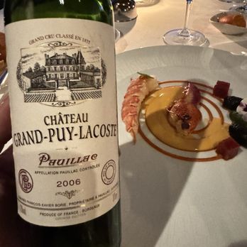 La Mer - Chateau Grand - Puy - Lacoste 2006 avec Hômard Poche et sauce tomate, chorizo et squid ink Gnocchi sauce crème - French Near Me - Honolulu, Hawaii La Mer - Chateau Grand - Puy - Lacoste 2006 avec Hômard Poche et sauce tomate, chorizo et squid ink Gnocchi sauce crème - French Near Me - Honolulu, Hawaii