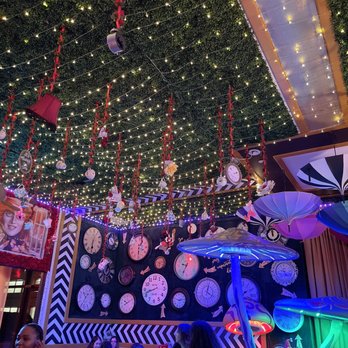 Fairlane Hotel Nashville, by Oliver - The ceiling of Alice in Wonderland - Hotels Near Me - Nashville, Tennessee Fairlane Hotel Nashville, by Oliver - The ceiling of Alice in Wonderland - Hotels Near Me - Nashville, Tennessee