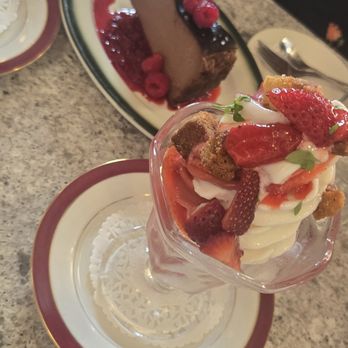 Corner Peach - Sundae & chocolate basque cheesecake - Cafes Near Me - Ottawa, Ontario