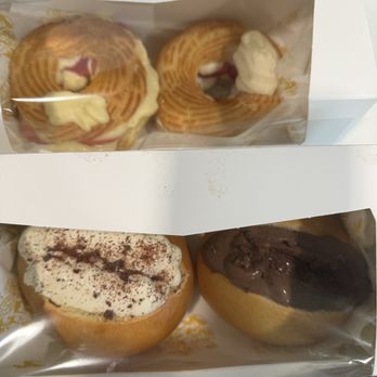 Sorelle - Zeppoles with fresh fruit, one pastry cream and one cannoli. Buns with cannoli cream and Nutella - Cafes Near Me - Long Grove, Illinois