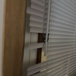 Gateway Inn - Broken window blinds