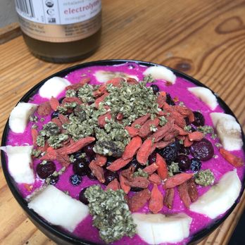 Shine Cafe - Dragon Fruit Bowl (supposed to be açaí but they ran out) - Vegan Near Me - Morro Bay, California Shine Cafe - Dragon Fruit Bowl (supposed to be açaí but they ran out) - Vegan Near Me - Morro Bay, California