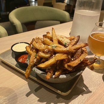 Moku Kitchen - Truffle fries - Cocktail Bars Near Me - Honolulu, Hawaii