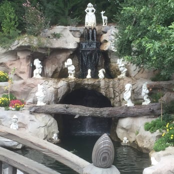Snow White Wishing Well - The grotto complete with Snow White and the Seven Dwarves. - Amusement Parks Near Me - Anaheim, California