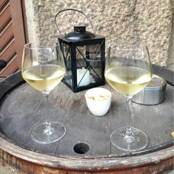 R Vinbar - Vin udenfor på en fredag. - Wine Bars Near Me - Copenhagen, 84 R Vinbar - Vin udenfor på en fredag. - Wine Bars Near Me - Copenhagen, 84