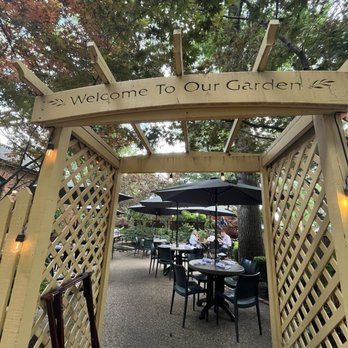 Hendel's - Outdoor patio - New American Near Me - Florissant, Missouri
