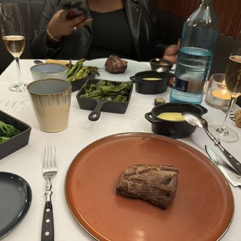 Solomillo - 175g Aberdeen, sautéed bimi (broccoli), and mashed potatoes for me with the peppers in the middle - Spanish Near Me - Barcelona, B Solomillo - 175g Aberdeen, sautéed bimi (broccoli), and mashed potatoes for me with the peppers in the middle - Spanish Near Me - Barcelona, B
