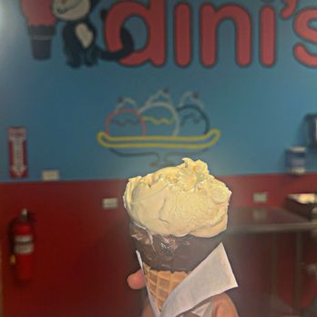 Dini's Ice Cream Shoppe - Ice Cream & Frozen Yogurt Near Me - Carol Stream, Illinois