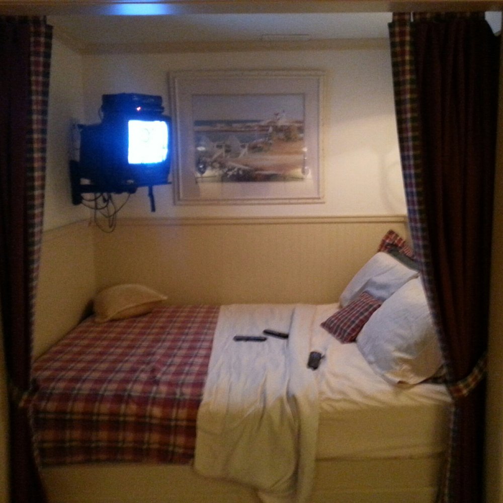 Maryhill Inn - Cozy bed with tv - Bed & Breakfast Near Me - Maryhill, Ontario
