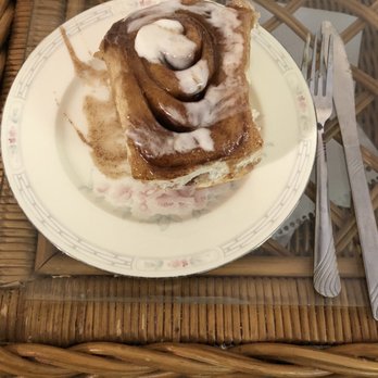 Cinnamon Roll Place - Nice to bring back to the Ohana - Bakeries Near Me - Kihei, Hawaii