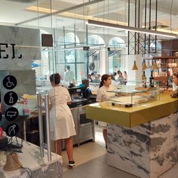 Manteigaria - Blick vom Eingang in den Innenraum an der Bäckerei vorbei