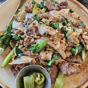 Le Kinaree Thai Eatery - Beef Pad See Ew - Thai Near Me - Chino Hills, California Le Kinaree Thai Eatery - Beef Pad See Ew - Thai Near Me - Chino Hills, California