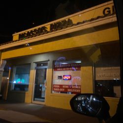 Picasso's Pizzq Front of parking