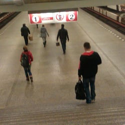 Metro Háje - Vchod po schodech na nástupiště