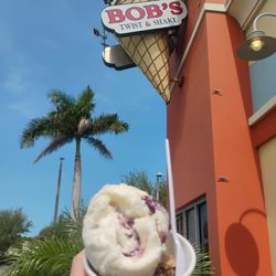 Bob's Twist N' Shake - The front of the building and my two scoops of hard ice cream