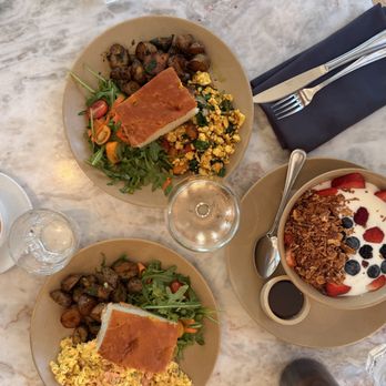 Malibu Farm - Tofu scramble, yogurt + berries, smoked salmon scramble - Coffee & Tea Near Me - Tiburon, California