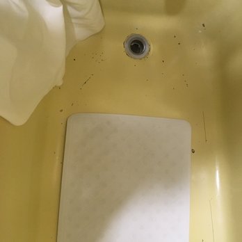 Hi Tide Oceanfront Inn - Chipped bathtub, more under the mat - Hotels Near Me - Seaside, Oregon