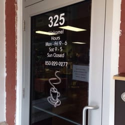 No Name Cafe - Hours on door.