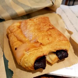 Starbucks - Chocolate Croissant || IG: @misspiggyeats
