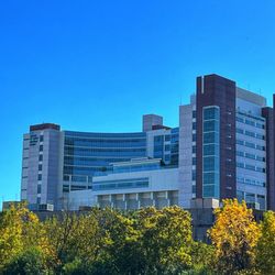 Aurora St Luke's Medical Center - Exterior