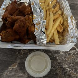 Wings Plus - 10 pc Wing basket hot w/ fries